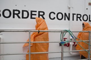 Deux enfants s'apprêtent à débarquer d'un vaisseau de Frontex ( image d'illustration).
